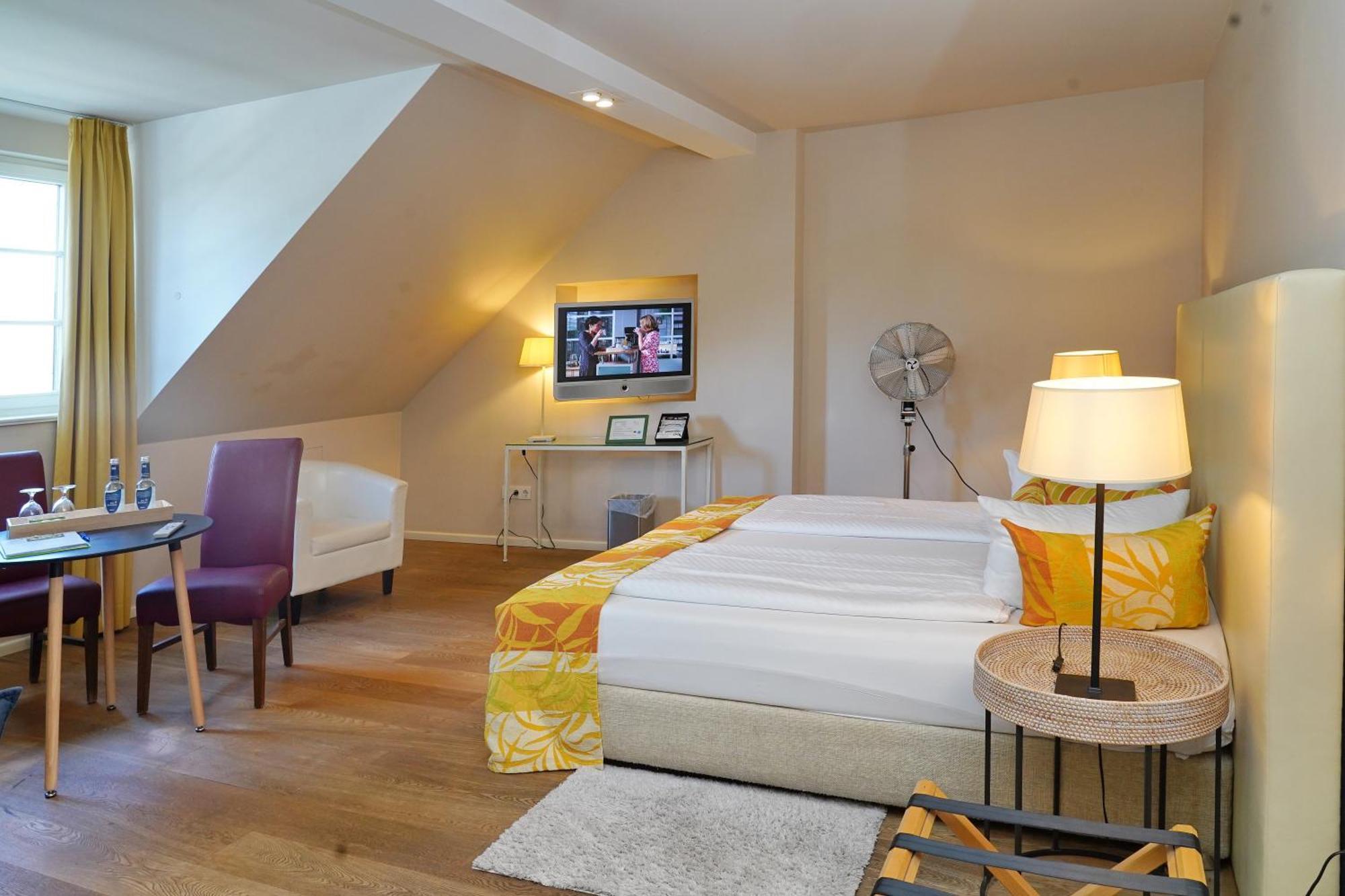 Hotel Zur Linde Dein Self Check In Michendorf Bagian luar foto