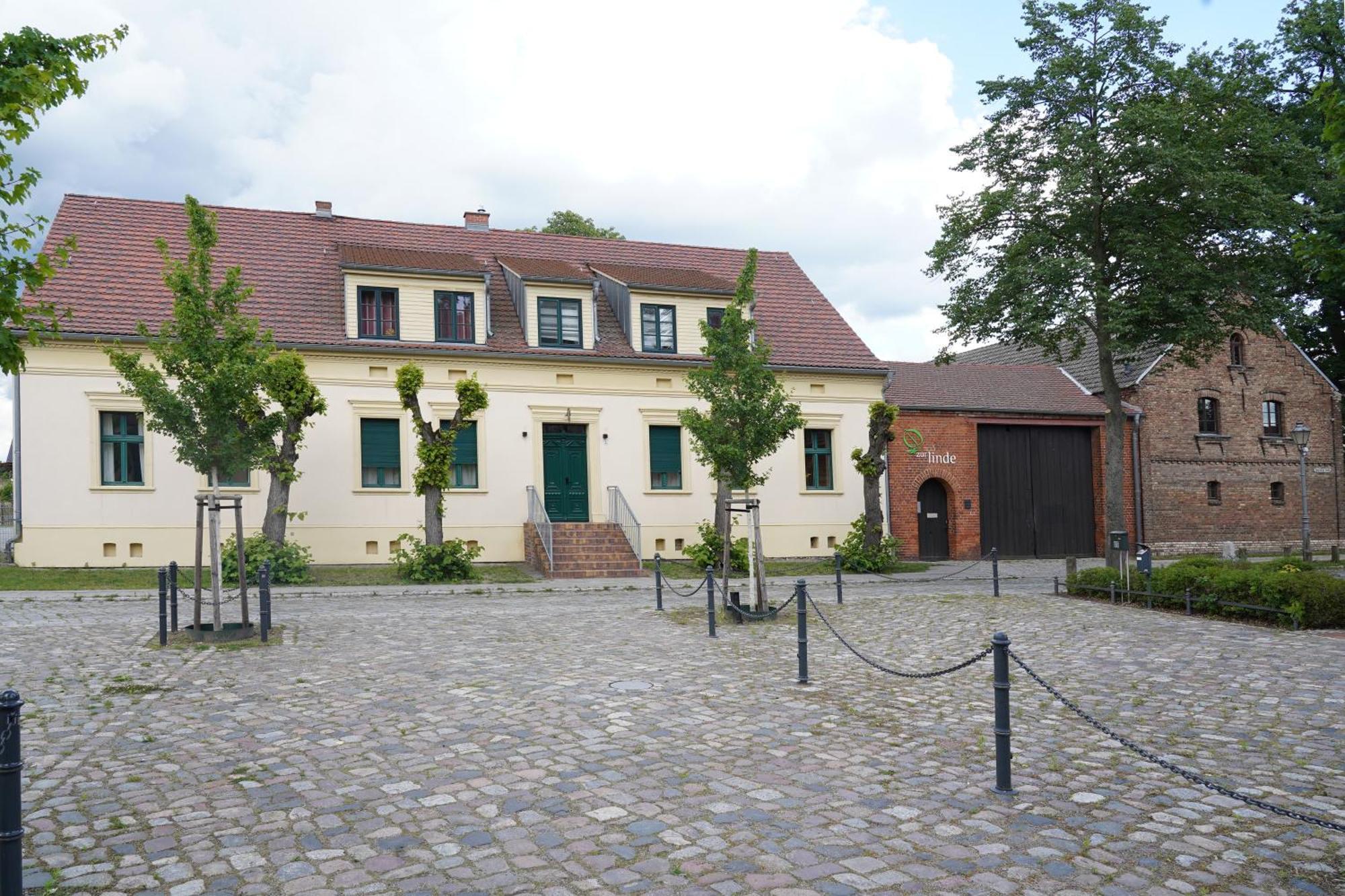 Hotel Zur Linde Dein Self Check In Michendorf Bagian luar foto