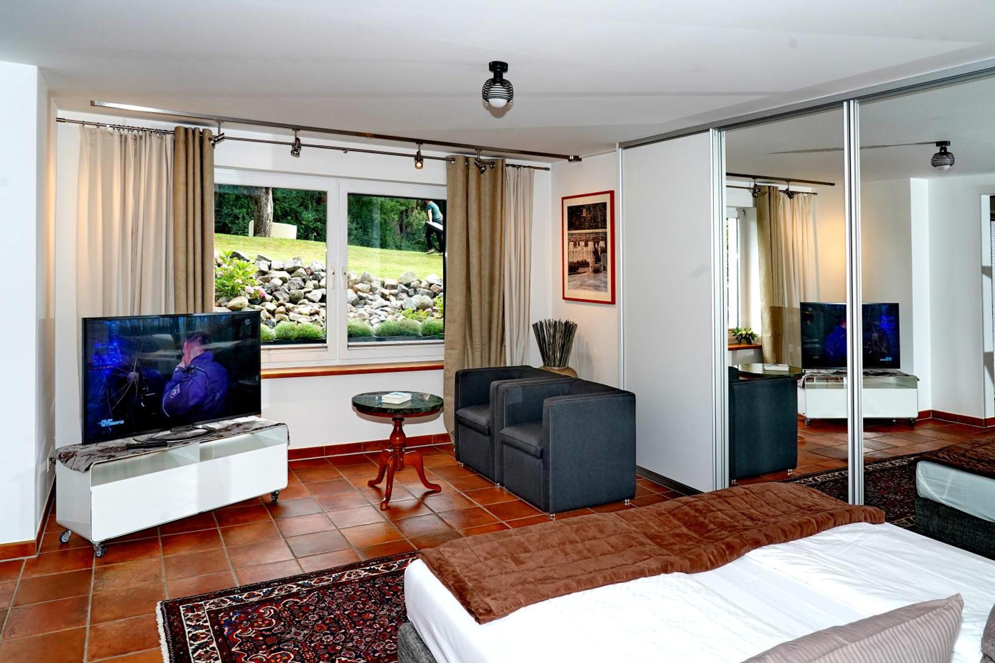 Hotel Zur Linde Dein Self Check In Michendorf Bagian luar foto